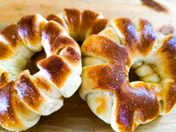 Bread curls with cream cheese filling